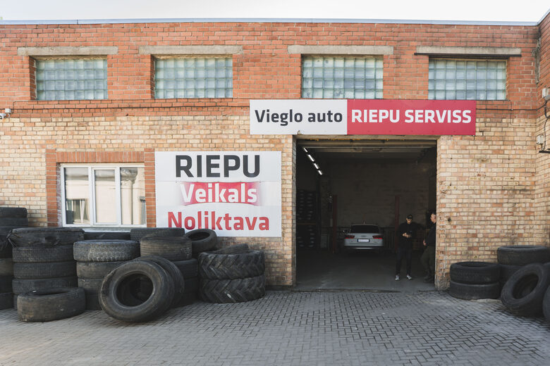 ARMARIX riepu servisa un veikala ēkas ārpuse